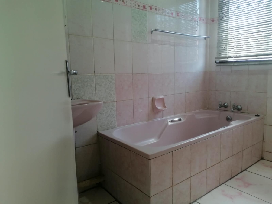 To Let 5 Bedroom Property for Rent in Tlhabane North West